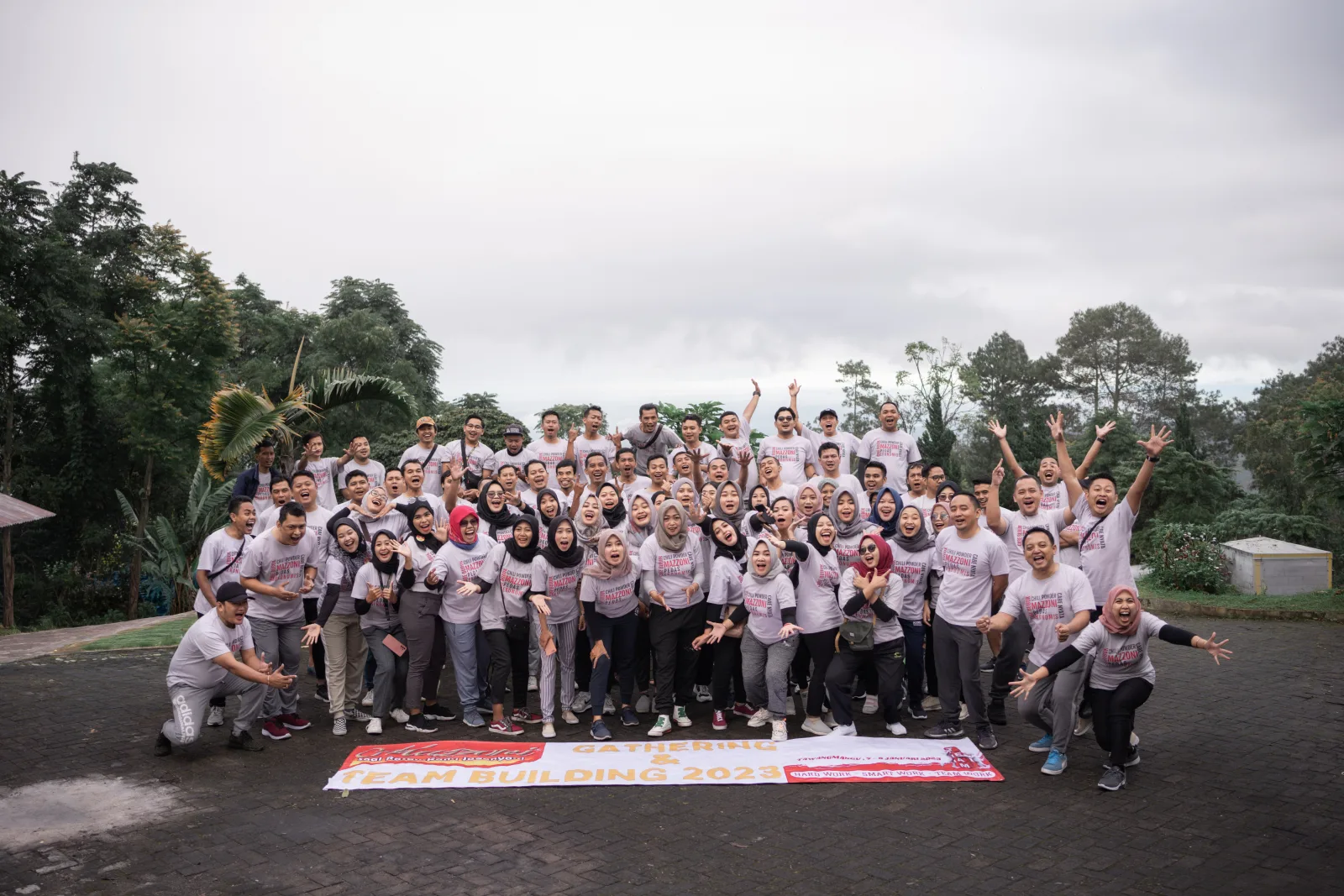 Tim Mazzoni berfoto bersama saat employee outing