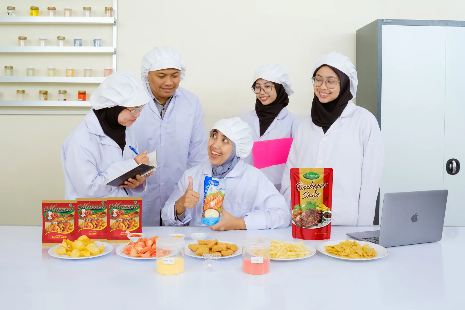 Tim R&D Mazzoni menguji rasa sampel bumbu tabur di laboratorium, dengan wadah varian Bawang, Keju, Balado, BBQ, Jagung Bakar, dan Ayam Bawang di meja